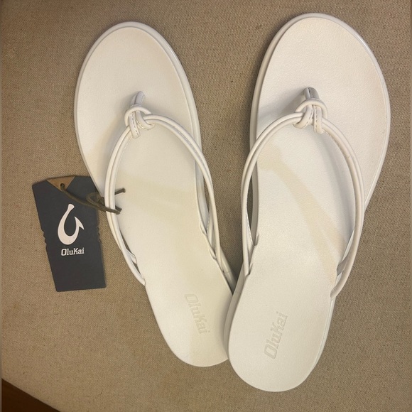 OluKai Aka White Sandals Classic Minimalist Design flip flops NWT Sz-10. RS - Picture 9 of 10